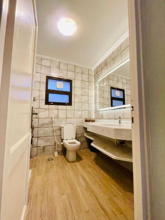 Luxurious 3 Bedroom Rustic Apartment Overlooking Huge Garden - For Families And Couples 카이로 외부 사진