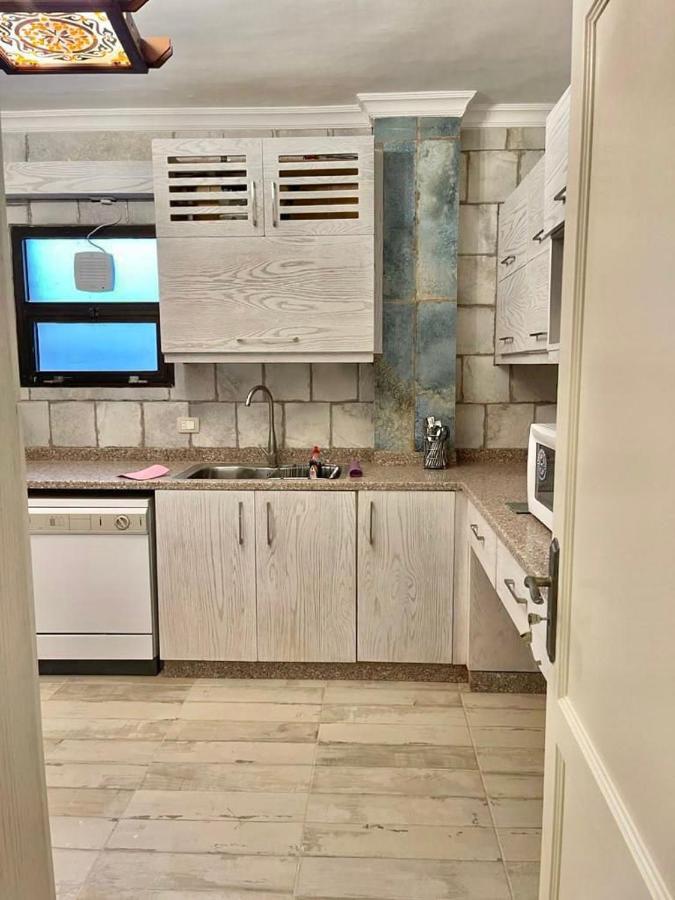 Luxurious 3 Bedroom Rustic Apartment Overlooking Huge Garden - For Families And Couples 카이로 외부 사진