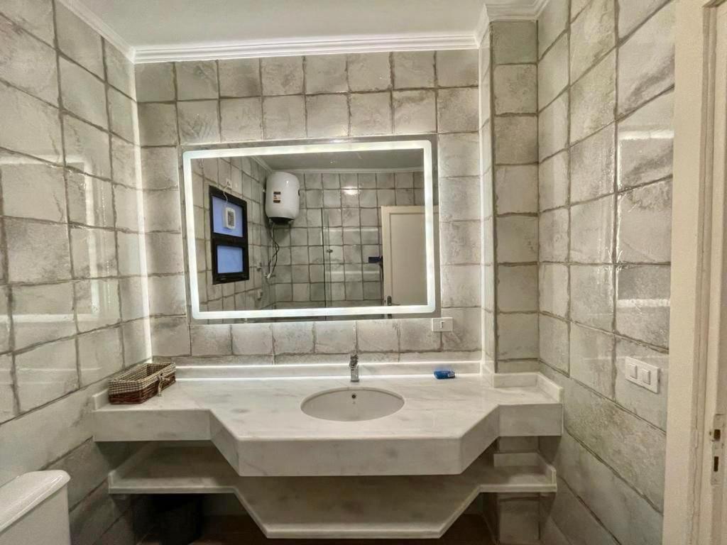 Luxurious 3 Bedroom Rustic Apartment Overlooking Huge Garden - For Families And Couples 카이로 외부 사진