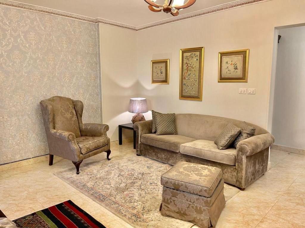 Luxurious 3 Bedroom Rustic Apartment Overlooking Huge Garden - For Families And Couples 카이로 외부 사진