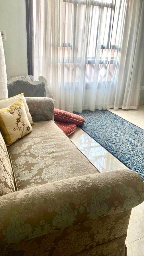 Luxurious 3 Bedroom Rustic Apartment Overlooking Huge Garden - For Families And Couples 카이로 외부 사진
