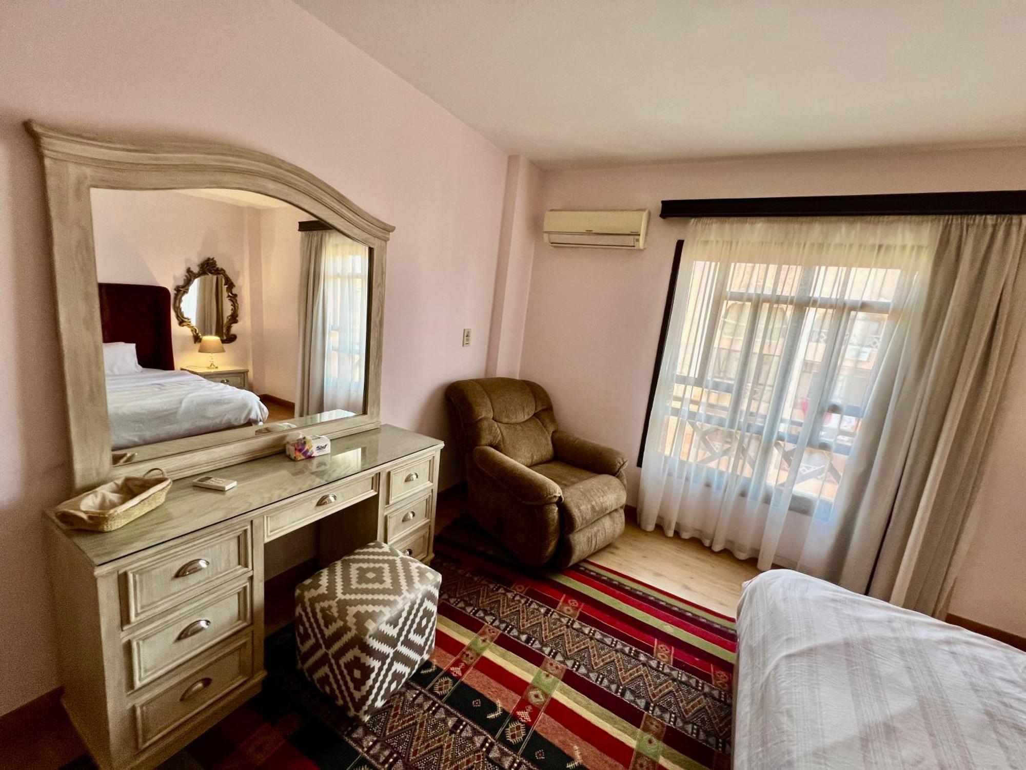 Luxurious 3 Bedroom Rustic Apartment Overlooking Huge Garden - For Families And Couples 카이로 외부 사진