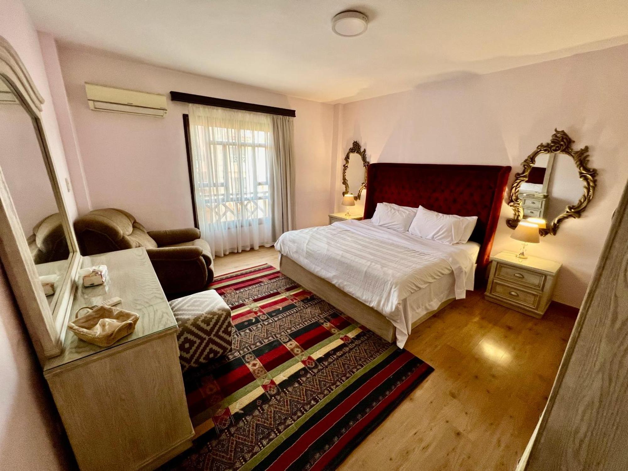 Luxurious 3 Bedroom Rustic Apartment Overlooking Huge Garden - For Families And Couples 카이로 외부 사진